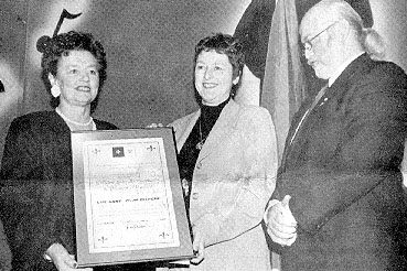 Lise-Anne Pilon-Delorme recoit le certificat du Membre de la Francophonie de Prescott-Russell