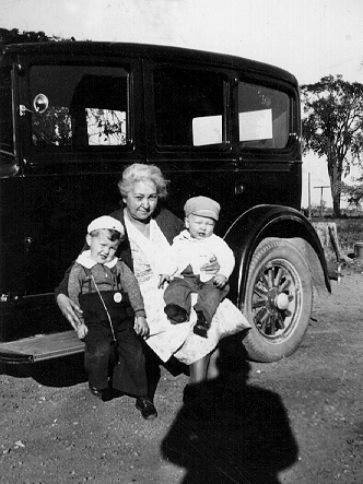 Elizabeth Pilon avec Donnie et Jackie Ouellette, Octobre 1939