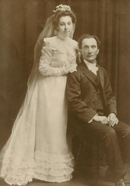 Elizabeth Pilon avec son poux, Luc Ouellette, lors de leurs noces en 1900.